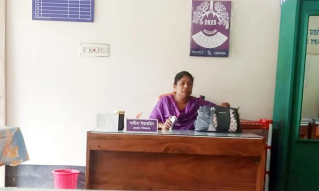 অবশেষে শেখ মুজিবের ছবি সরালেন সেই প্রধান শিক্ষিকা