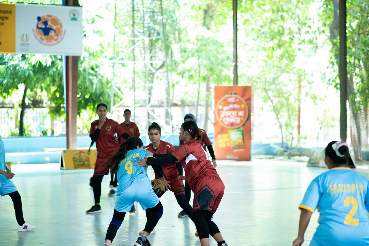 আনসার ও পুলিশ জাতীয় নারী হ্যান্ডবলের সেমিফাইনালে