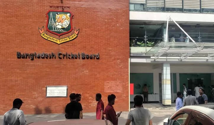 বিসিবির হাজার কোটি টাকা সামলানোর দা‌য়িত্ব নি‌তে একশর বেশি আ‌বেদন