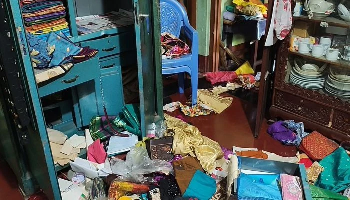 বোয়ালমারীতে অস্ত্রের মুখে জিম্মি করে দুর্ধর্ষ ডাকাতি