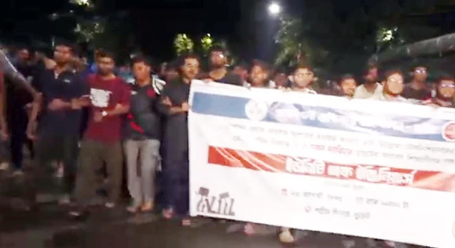 মধ্যরাতে উত্তাল বুয়েট, ৩ দিন ক্লাস-পরীক্ষা বর্জনের ঘোষণা (ভিডিও)
