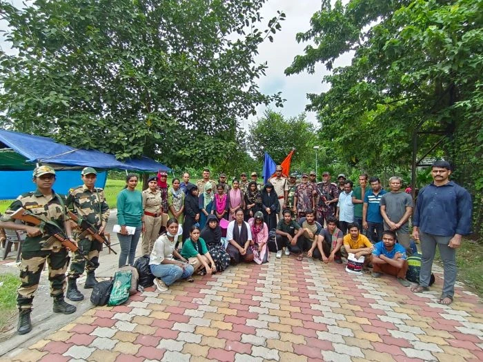 দর্শনা সীমান্তে দিয়ে ২২ বাংলাদেশীকে বিজিবির কাছে হস্তান্তর করল বিএসএফ