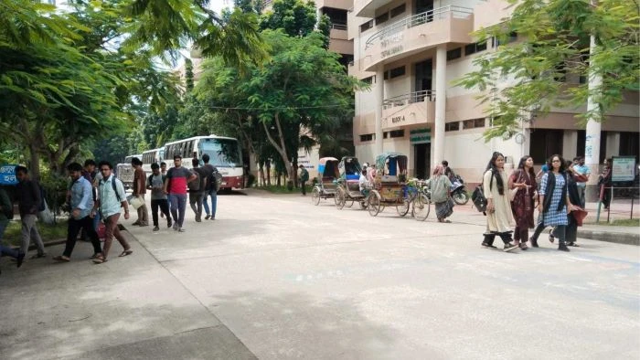 শাটডাউনেও ক্লাস করছেন কুয়েট শিক্ষার্থীদের একাংশ