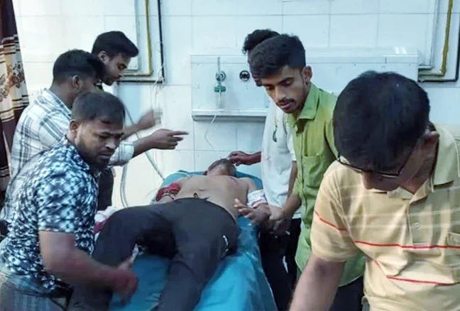 মাদারীপুরে বিএনপির মিছিলে ছাত্রলীগ নেতা ও তাঁর দুই ভাই, সবাইকে কুপিয়ে আহত