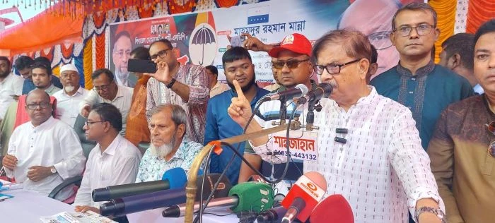 খালেদা জিয়া সরকারে থাকাকালে দেশের টাকা বিদেশে পাঠাননি: চান্দিনায় মাহমুদুর রহমান মান্না