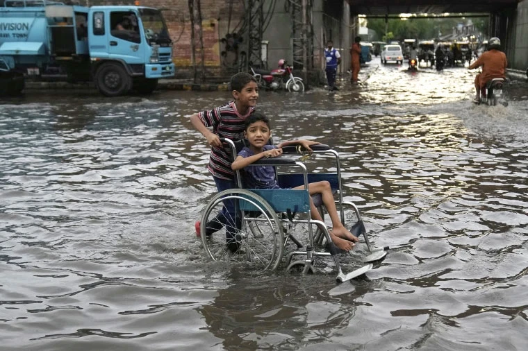 পাকিস্তানে বন্যা-ভূমিধসে নিহত সাড়ে তিন শতাধিক, উদ্ধারকাজ ব্যাহত
