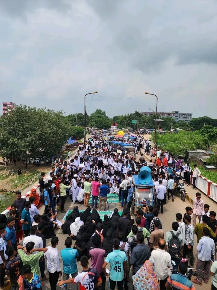মহাসড়ক অবরোধ করে বিক্ষোভ পলিটেকনিক শিক্ষার্থীদের