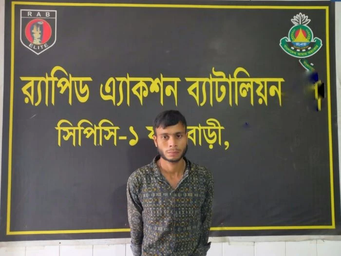 র‌্যাব-৮ পটুয়াখালীর সদস্যদের হাতে ডাকাত সর্দার রুম্মান আটক