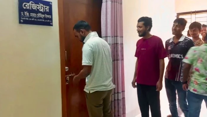 দুই দাবিতে ভাসানী বিশ্ববিদ্যালয়ে রেজিস্ট্রারের কার্যালয়ে শিক্ষার্থীদের তালা