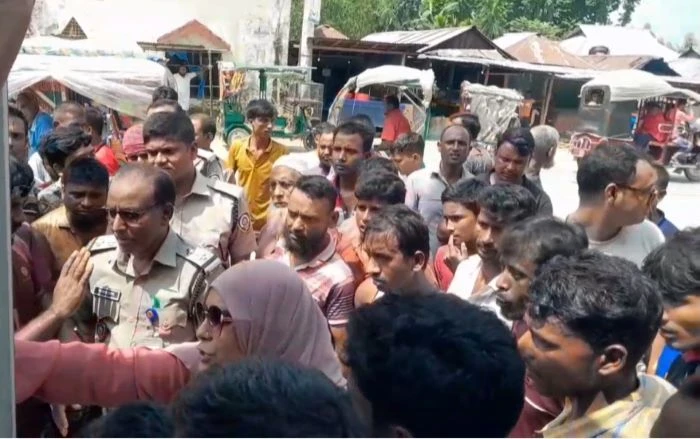 মাদক না পেয়ে টাকা ছিনতাইয়ের চেষ্টা, জনরোষে আটক মাদকদ্রব্য কর্মকর্তারা