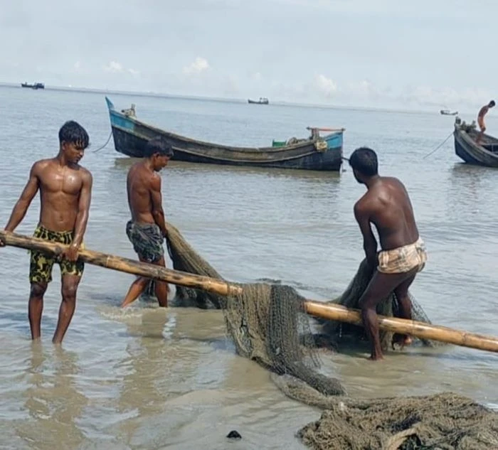সাগরে জাহাজ চলাচলের সুনির্দিষ্ট নৌপথ ব্যবহারের দাবি কুতুবদিয়ার জেলেদের 