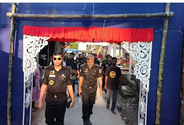 ধামরাইয়ে পূজামণ্ডপে র‍্যাবের কড়া নিরাপত্তা, ভক্ত-দর্শনার্থীদের স্বস্তি।