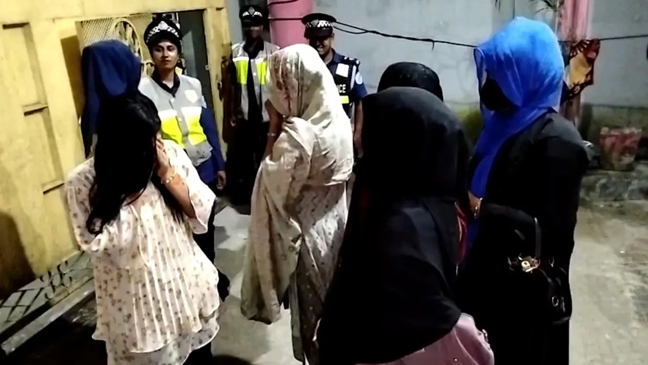 হোটেলে গোপন সুড়ঙ্গ, ১৪ তরুণ-তরুণী ধরা