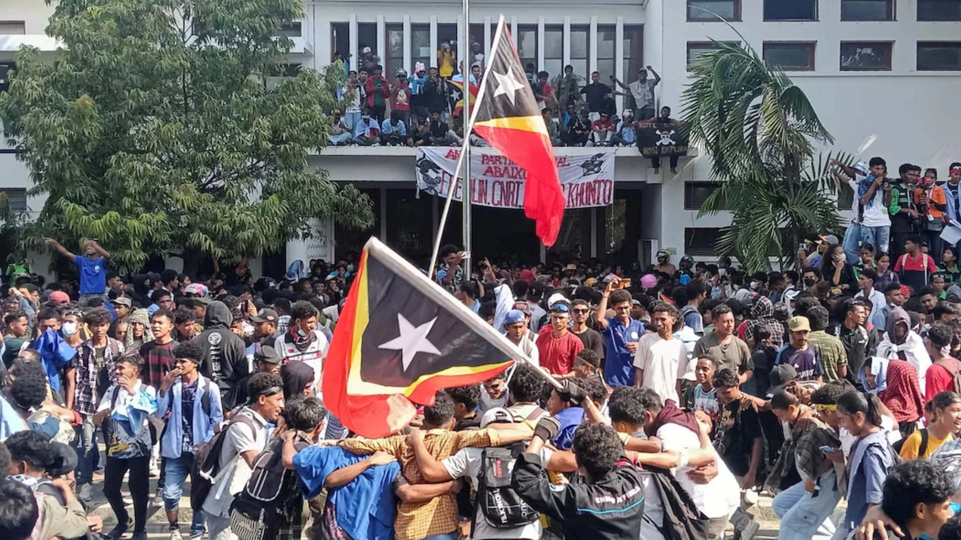 এমপিদের পেনশন, গাড়ি কেনা নিয়ে ক্ষেপল এশিয়ার আরেক দেশের জেন-জি