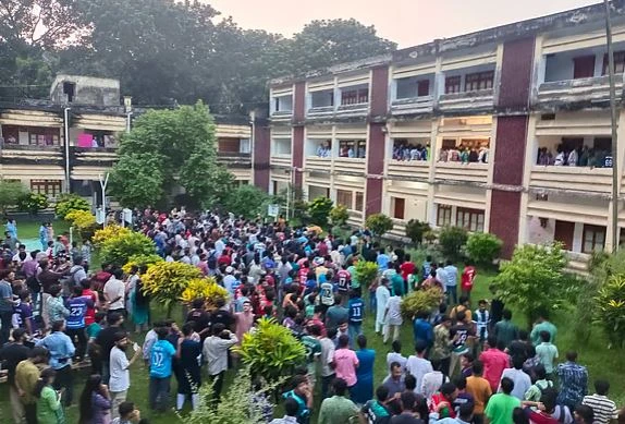 শিক্ষার্থী-শিক্ষক সংঘর্ষ: রাবির জুবেরী ভবনে অবরোধ