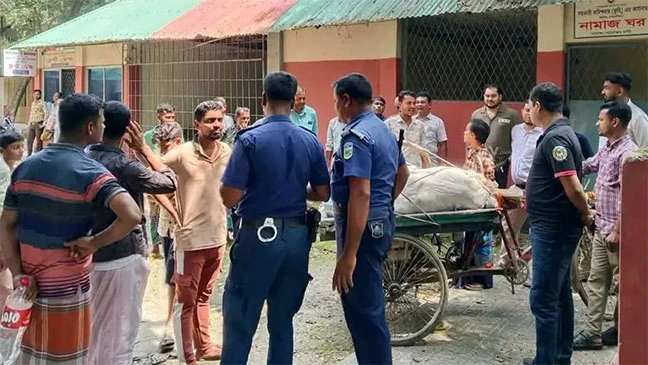 রেস্তোরাঁয় ৩ বস্তা মরা মুরগি নিয়ে যাচ্ছিলেন, অতঃপর...