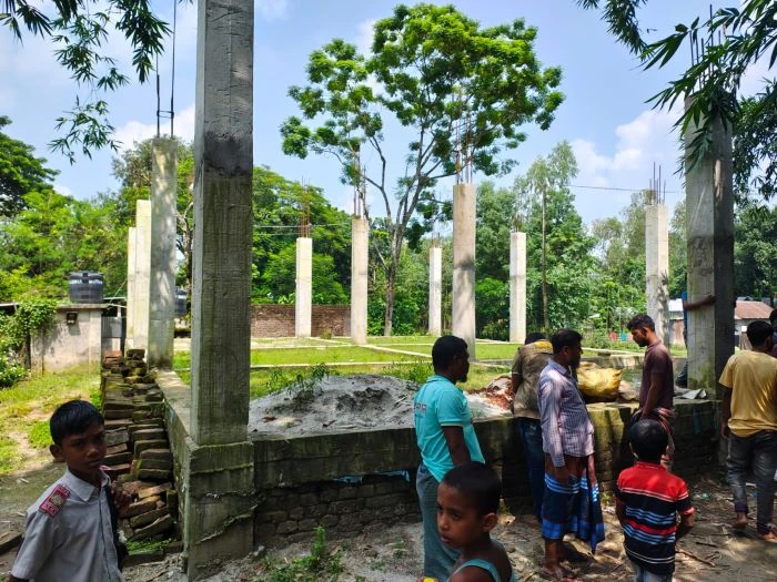 মসজিদ নির্মাণ নিয়ে দ্বন্দ্ব, সড়কে জুমার নামাজ