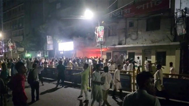 জাতীয় পার্টির কেন্দ্রীয় কার্যালয়ে ফের আগুন-ভাঙচুর, পরিস্থিতি থমথমে (ভিডিও)