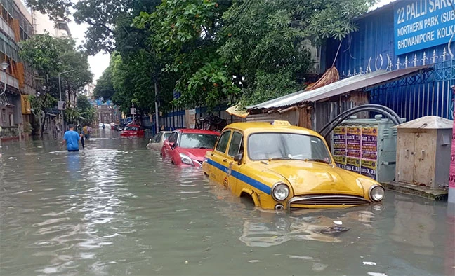 প্রবল বর্ষণে জলাবদ্ধ কলকাতা, ৪ জনের প্রাণহানি