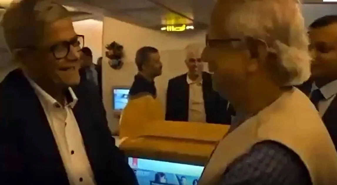 রাজনৈতিক দলের ৬ নেতাসহ ঢাকা ত্যাগ করলেন প্রধান উপদেষ্টা