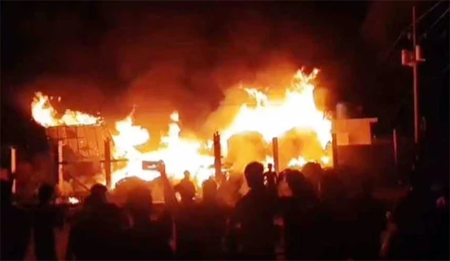 নারায়ণগঞ্জে ঝুটের গুদামে ভয়াবহ আগুন