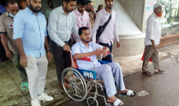 ১৭ দিন পর হাসপাতাল ছাড়লেন নুরুল হক নুর