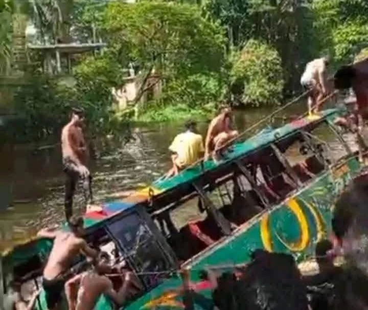 লক্ষ্মীপুরে যাত্রীবাহী বাস খালে পড়ে নিহত ২