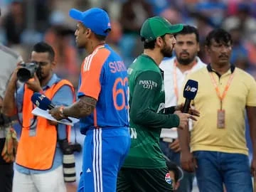 হ‌্যান্ড‌শেক না করায় অপরাধ হিসা‌বে ভারতের ম‌্যাচ ফি ৫০ ভাগ একং ২‌টি ডি‌মে‌রিট প‌য়েন্ট জ‌রিমানা হ‌তে পা‌রে