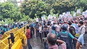 যমুনা অভিমুখে বেসরকারি প্রাথমিক শিক্ষকরা, পুলিশের জলকামান–সাউন্ড গ্রেনেড নিক্ষেপ (ভিডিও)