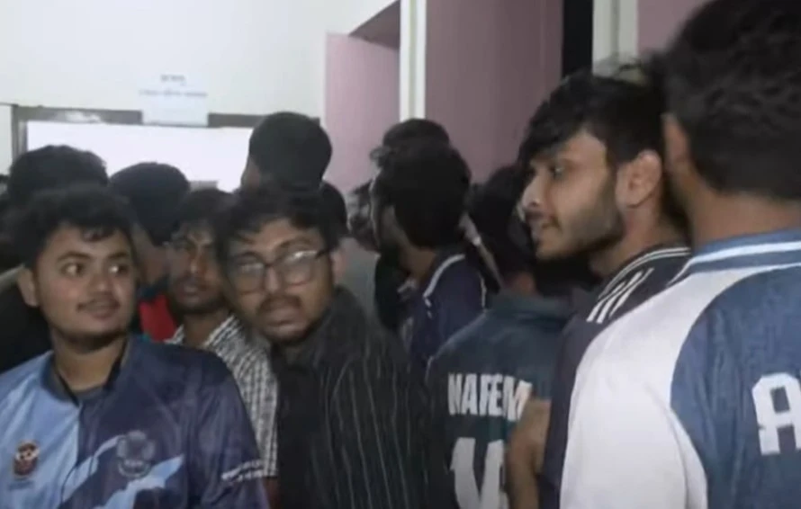 তিন দাবি নিয়ে জাবির প্রো-ভিসির সঙ্গে শিক্ষার্থীদের বৈঠক