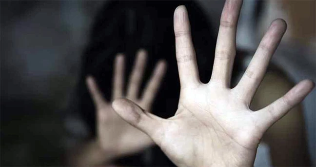 প্রেমিককে গাছের সঙ্গে বেঁধে কলেজছাত্রীকে দলবদ্ধ ধর্ষণ!