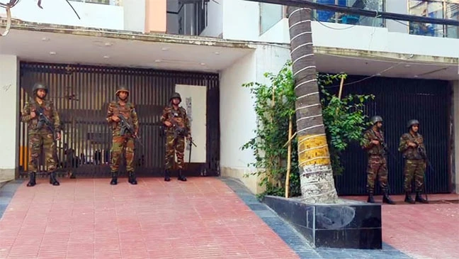 লালবাগে হাজী সেলিমের বাড়িতে যৌথবাহিনীর অভিযান, ছয় বিলাসবহুল গাড়ি জব্দ