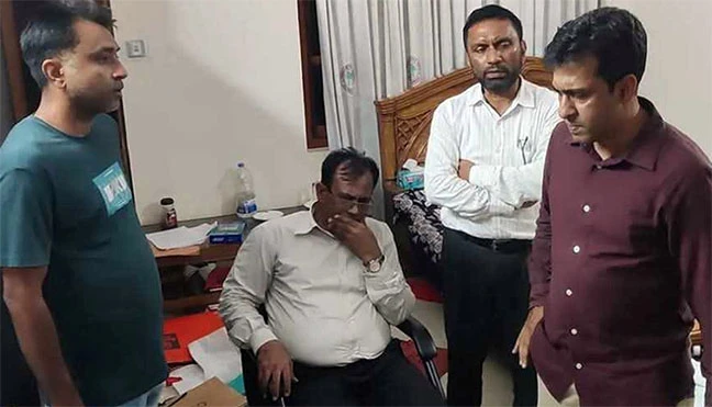  ১৭ বিয়ে করা সেই বন কর্মকর্তা আটক হলেন পালানোর সময় 