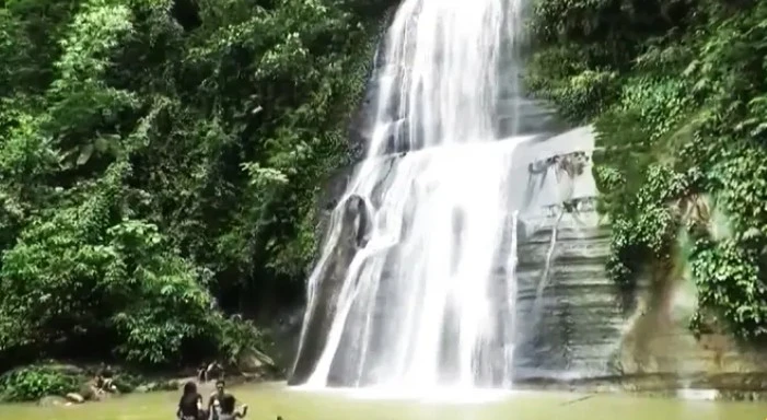 কমলগঞ্জের 'হামহাম' জলপ্রপাতের পথে দুর্ভোগ, পর্যটকদের আনাগোনা বাড়লেও ঝুঁকিপূর্ণ পাহাড়ি রাস্তা