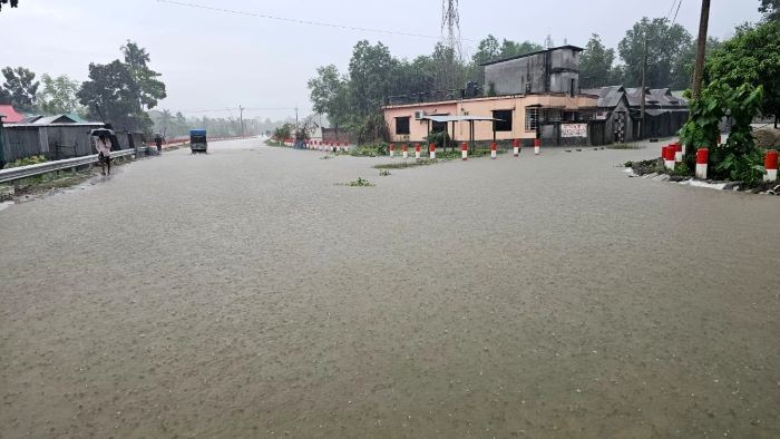 যমুনা সার কারখানার পানি নিষ্কাশনের নেই কোন ব্যবস্থা, ভোগান্তিতে সাধারণ মানুষ 