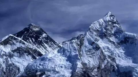 এভারেস্টের ঢালে ১,০০০ মানুষ আটকা, উদ্ধারের চেষ্টা চলছে