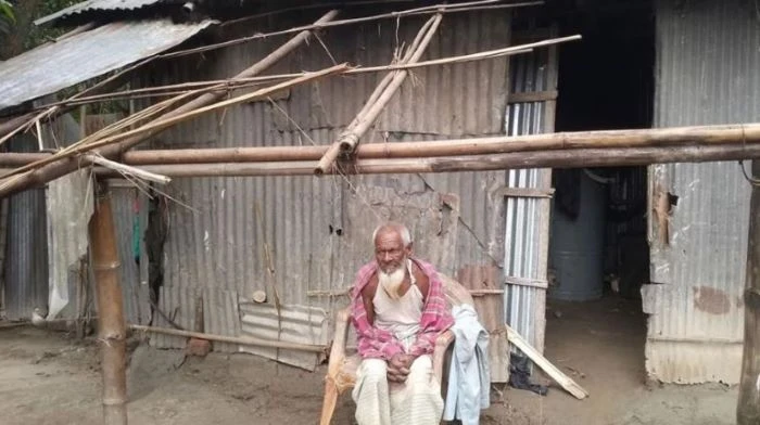 এক হাজার টাকার জন্য হতদরিদ্র বৃদ্ধের ঘরের টিন খুলে নিল পাওনাদার