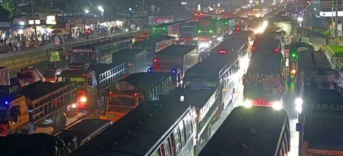 সাইনবোর্ড থেকে মদনপুর পর্যন্ত ১২ কিলোমিটার এখনো দীর্ঘ যানজট