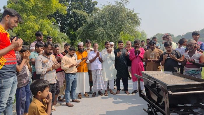পদ্মাপাড়ের দুর্গম চরে উন্নয়নের ছোঁয়া: চর মাঝারদিয়াড়ে টেকসই কংক্রিট রাস্তা নির্মাণ শুরু