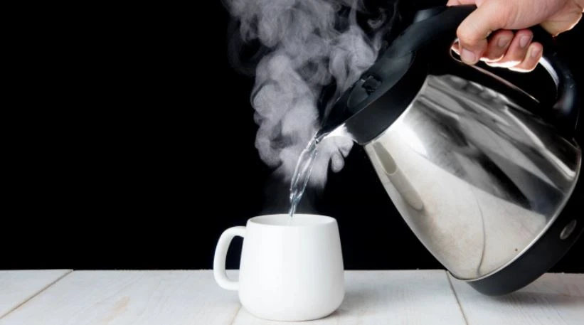 দিনের শুরুতে এক গ্লাস গরম পানি: হজমশক্তি বৃদ্ধি, টক্সিন দূর করা ও মেটাবলিজম বাড়ানোসহ ৭টি উপকারিতা