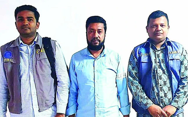 গ্রাহকের ৬০০ কোটি টাকা আত্মসাৎ : নওগাঁর এনজিও পরিচালক ঢাকায় গ্রেপ্তার