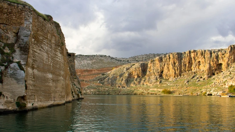 কিয়ামতের অন্যতম আলামত! ফোরাত নদী শুকিয়ে যাওয়ায় তলদেশের স্বর্ণের পাহাড় নিয়ে তোলপাড়