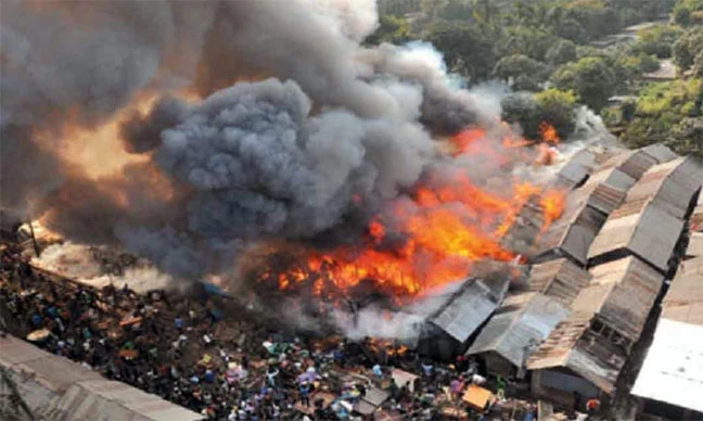 কড়াইল বস্তিতে আগুন: নিয়ন্ত্রণে কাজ করছে ২১ ইউনিট (ভিডিও)