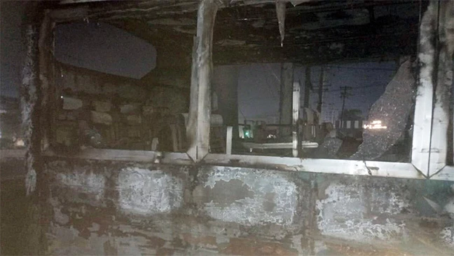 গাজীপুরে দাঁড়িয়ে থাকা বাসে দুর্বৃত্তের আগুন