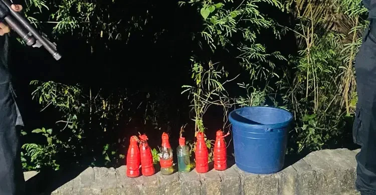 মোহাম্মদপুরে ৬ পেট্রোলবোমা ও ৪ ককটেল উদ্ধার