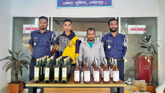 শেরপুরে ৩২ বোতল ভারতীয় মদসহ ২ মাদক ব্যবসায়ী গ্রেফতার