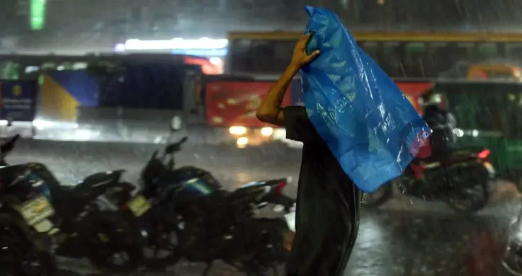 রাজধানীতে মুষলধারে বৃষ্টিতে জলাবদ্ধতা, যান চলাচলে ধীরগতি