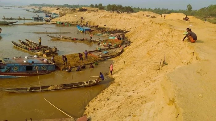 ফের ৫ লাখ টাকার খনিজ বালি চুরি, জাদুকাটায় ‘মব’ করে ম্যাজিষ্ট্রেটের ওপর হামলার ঘটনায় ৩২৪ জনের নামে মামলা