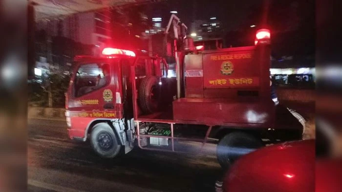 কড়াইল বস্তির ভয়াবহ আগুন নিয়ন্ত্রণে হিমশিম খাচ্ছে ফায়ার সার্ভিস