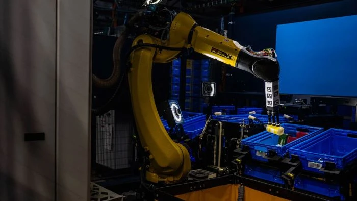 ৬ লাখেরও বেশি মানবকর্মী নিয়োগ এড়াতে রোবট ব্যবহার করবে অ্যামাজন